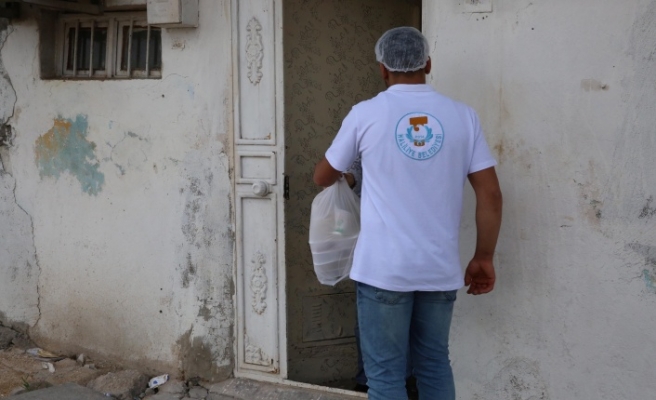 Haliliye'de İftar Sofrasına Gelemeyenlerin Evlerine Yemek Servisi Yapılıyor