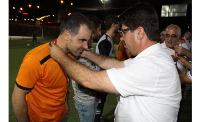 Futbol turnuvasında şampiyon kupasını aldı