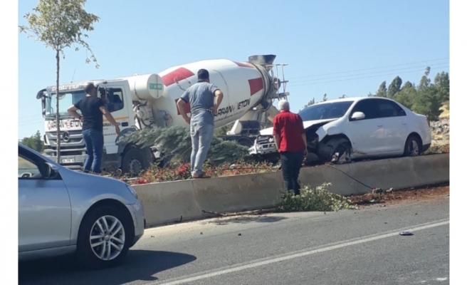 Karaköprü'de trafik kazası: Refüje çıktı