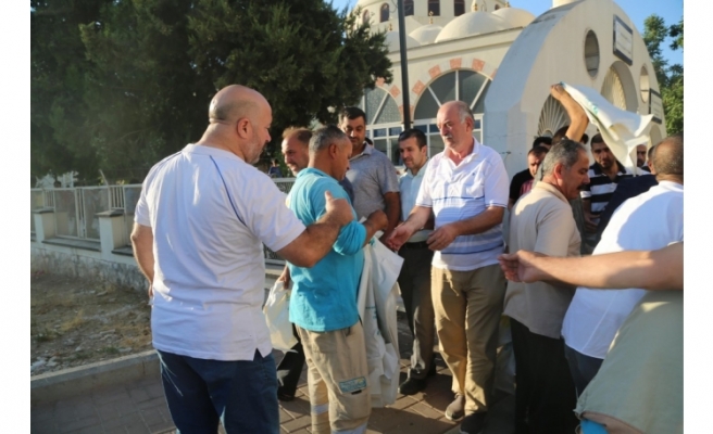 Haliliye'de bayram namazı sonrası poşet dağıtıldı