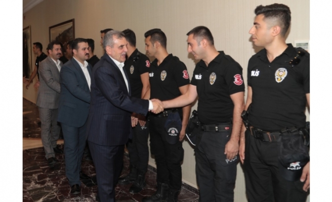 Beyazgül, vatandaşlarla bayramlaştı