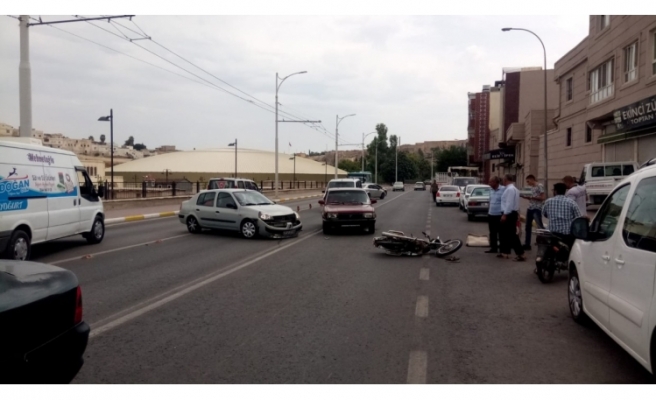 Şanlıurfa'da motosiklet ve otomobil çarpıştı