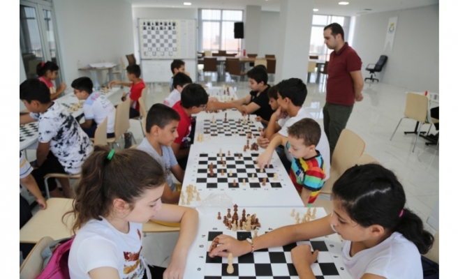 Haliliye’de gençler satranç öğreniyor