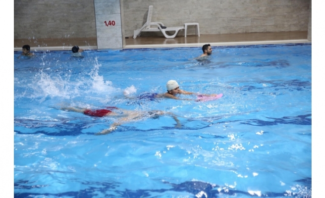 Haliliye’de gençlere yüzme eğitimi