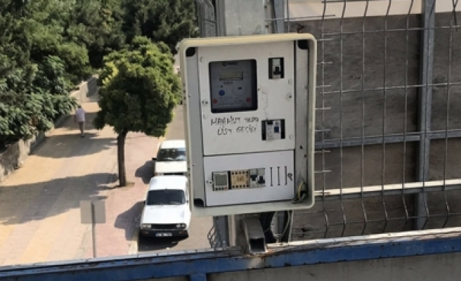 Üst geçitteki elektrik panosu tehlikeye neden oluyor