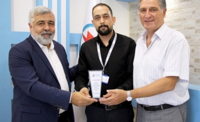 Dicle Elektrik, çalışanına plaket verdi