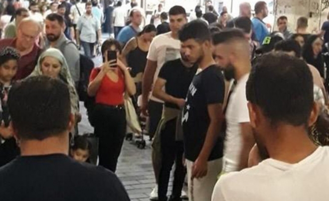 İstiklal Caddesinde çiğ köfte yoğurup dağıttılar