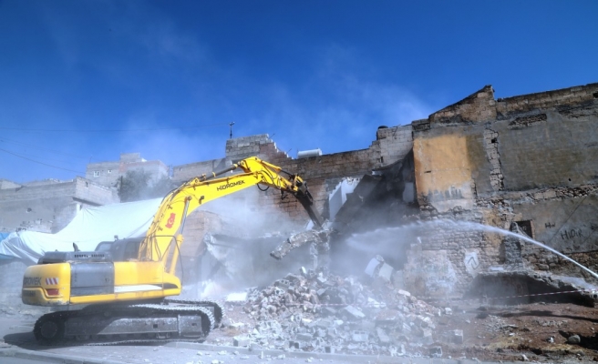 Kale eteğinde yıkım çalışmaları başladı