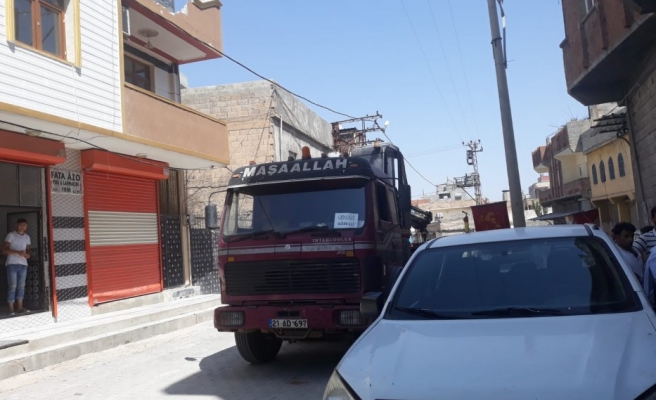 Elektrik direği, evin balkonunu yıktı