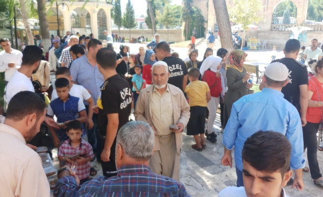 Şanlıurfa’da namazdan sonra aşure ikram edildi