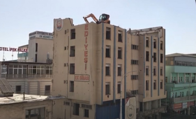 Şanlıurfa'da iş makinesini çatıya çıkarıp yıktılar