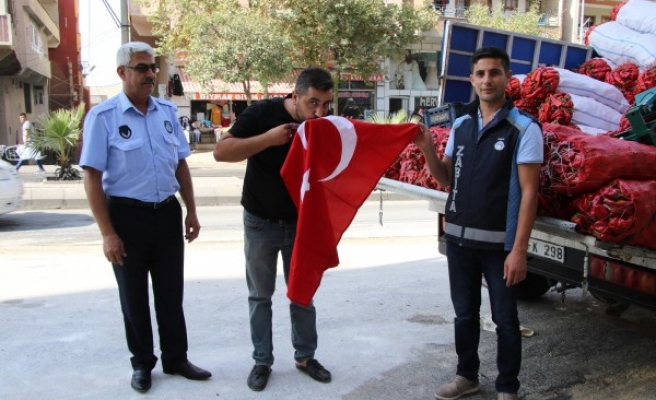 Haliliye’da vatandaşlara Türk Bayrağı dağıtıldı