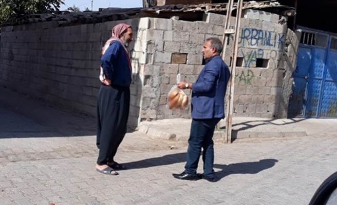 Ceylanpınar’da vatandaşlara ekmek dağıtıldı