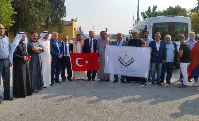 Akçakale sınırında Suriyelilerden harekata destek