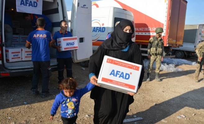 Sınırın öte tarafında yardımlar sürüyor
