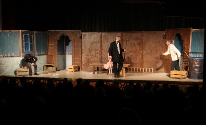 Şehir Tiyatrosu, sezonun ilk oyununu sergiledi