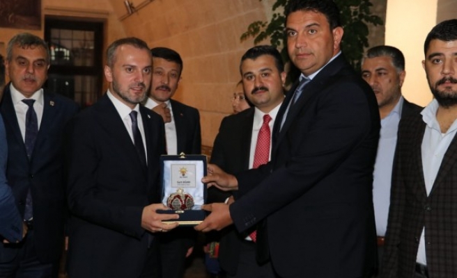 AK Parti İlçe Başkanı, Kandemir’e 'nar' hediye etti