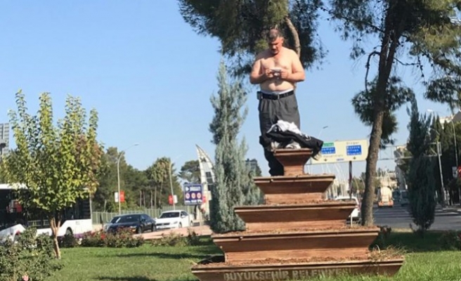 Abide'deki yarı çıplak şahıs, ilginç görüntülere neden oldu