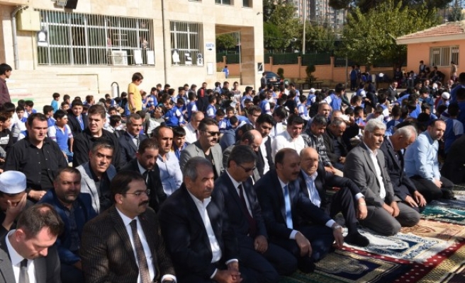 Urfa Valisi okul bahçesinde öğrencilerle namaz kıldı