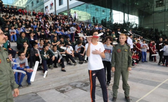 Şanlıurfa’da öğrenciler kendi yaptıkları uçakları yarıştırdı