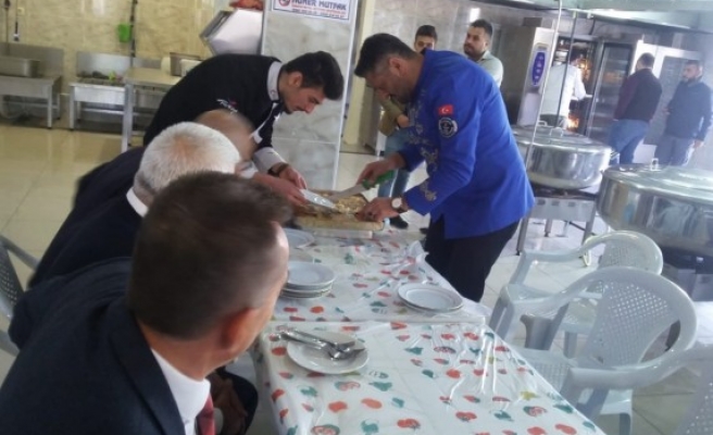 Akçakale'deki askerlere börek dağıtıldı