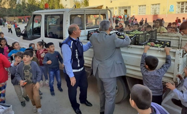 Okullarda öğrencilere meyve ikram ettiler