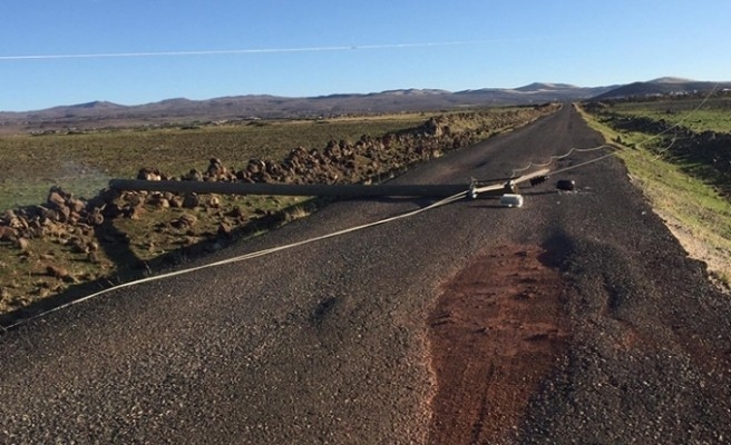 Husumetli aileler, elektrik direklerini kırdı