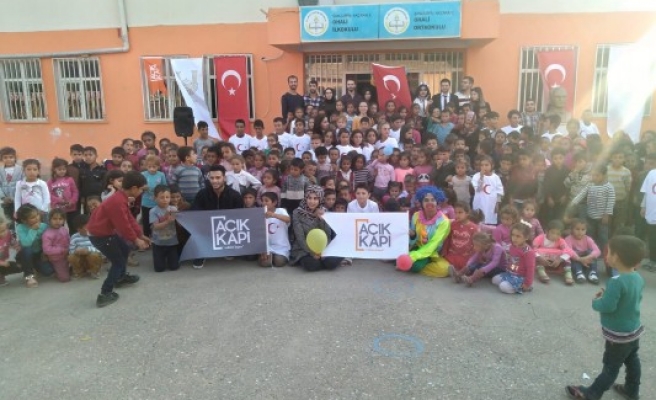 Akçakale'deki çocuklara yardım yapıldı