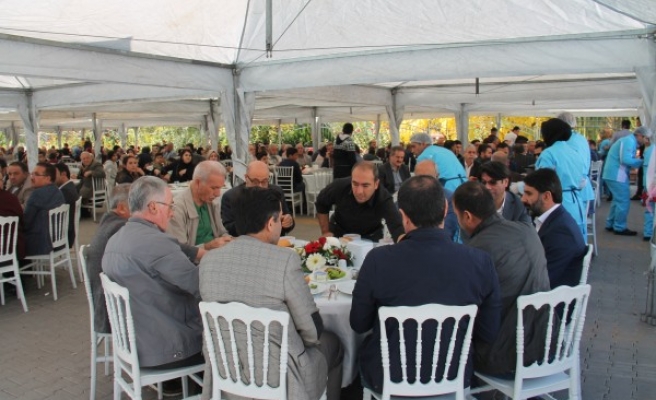 Ali Baba, ikramlarla anıldı