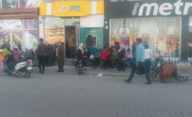 Vatandaşlar, PTT'deki kalabalığa tepki gösterdi