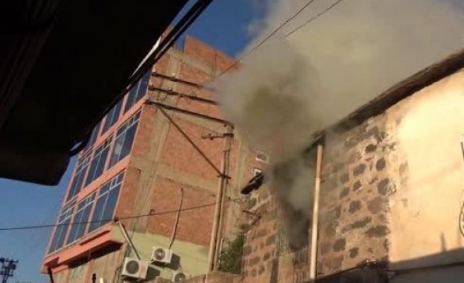 Yalnız yaşayan seyyar satıcının evi kundaklandı