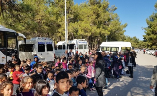 Birecikli öğrenciler tatilde hayvanat bahçesini gezdi