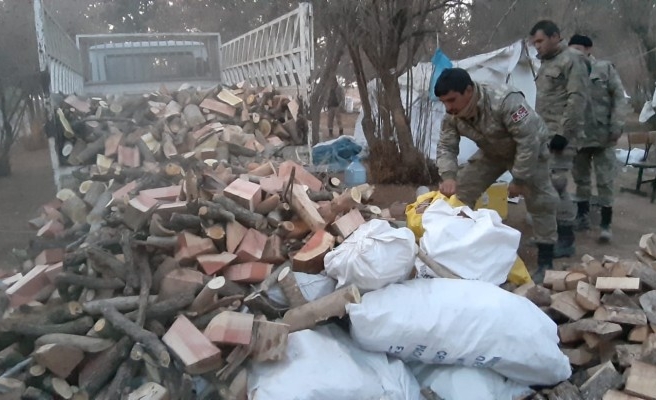 Akçakaleliler Mehmetçiğe odun gönderdi