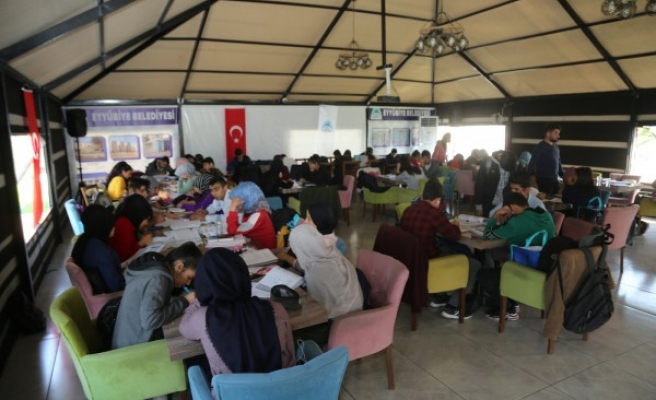 Eyyübiye’den gençlere kitap desteği