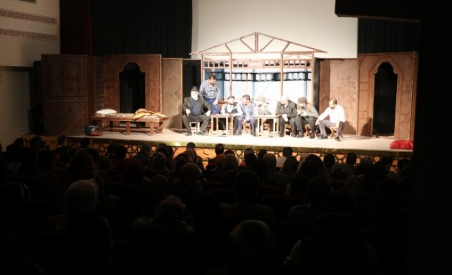 Şehir tiyatrosu, perdelerini öğretmenler için açtı