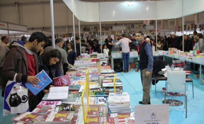 Kitap fuarı yoğun ilgi görmeye devam ediyor