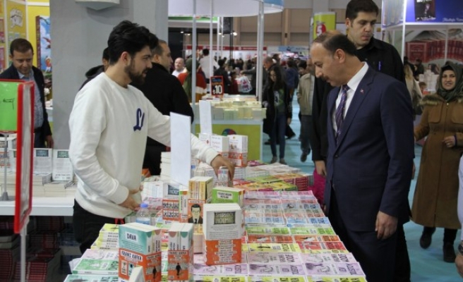 Vali Erin Kitap Fuarı'nı ziyaret etti