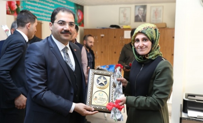 Canpolat'tan öğretmenlere karanfil