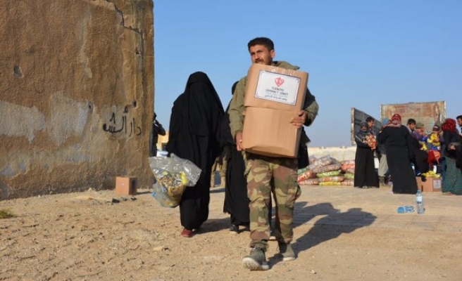 Sınırın öte tarafında yardım dağıtıldı