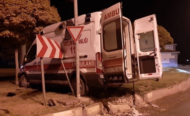 Akçakale'de ambulans kaza yaptı: 4 yaralı var