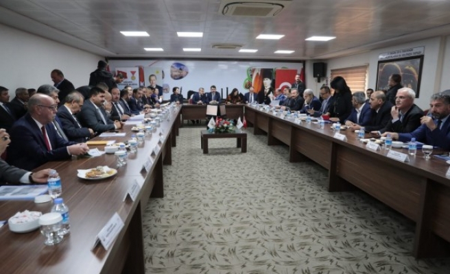 Bakan Kurum, Şanlıurfa'da yetkililerle toplantı yaptı