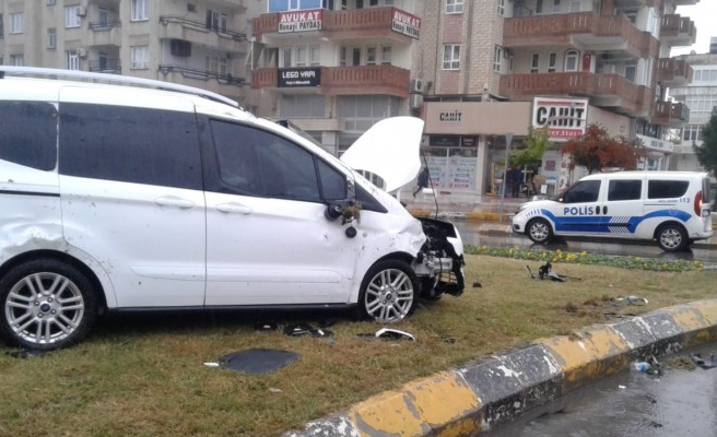 Uçaksavar Kavşağında iki araç çarpıştı