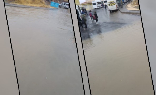 Yağmur yağdı, öğrenciler isyan etti