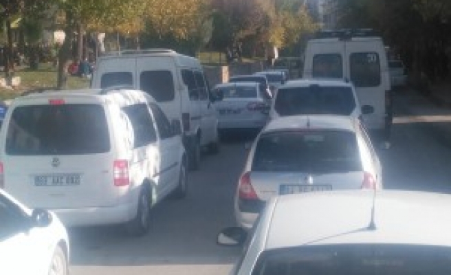 Urfa'da yanlış park edilen araç trafiği kitledi