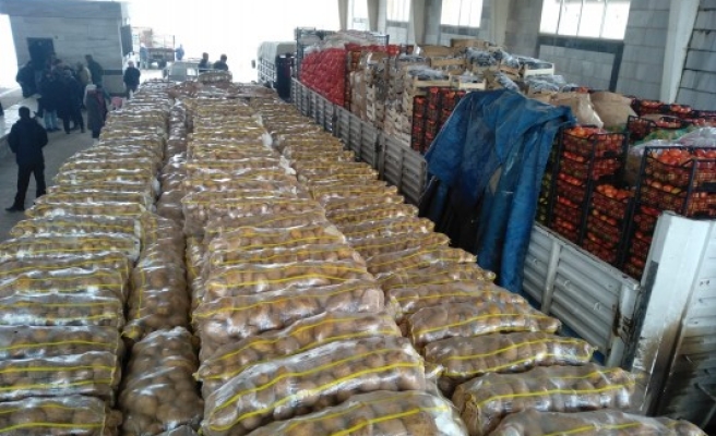 Telabyad’a TIR’larla yaş sebze-meyve gönderildi