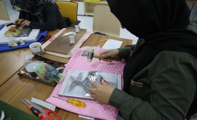 Haliliye’de kadınlar el emeği göz nuru üretim yapıyor