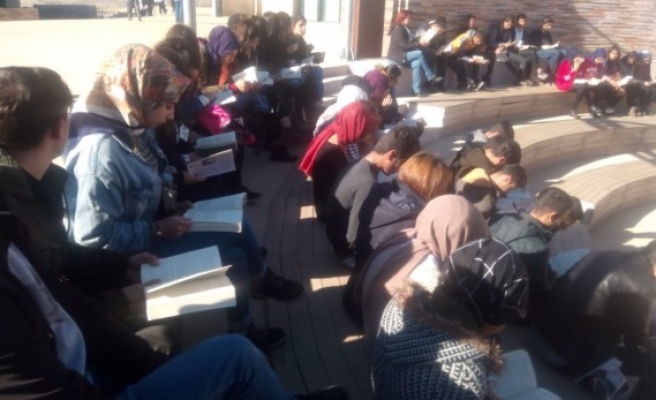 Öğrenciler, 'Tarihin sıfır noktası'nda kitap okudu