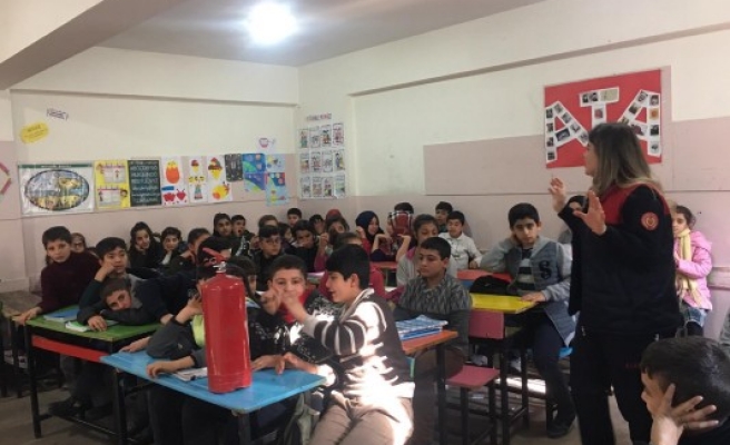 İtfaiye ekipleri, öğrencilere eğitim verdi