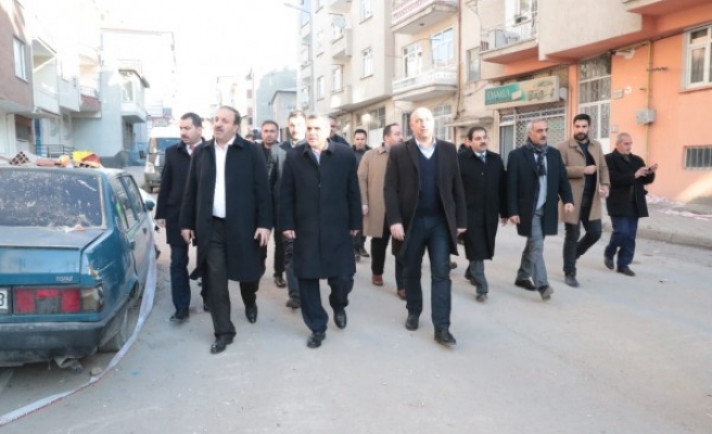 Urfa'daki belediye başkanları deprem bölgesinde