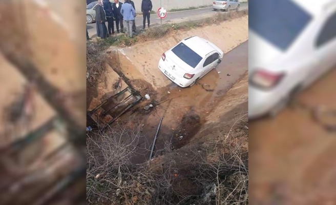 Şanlıurfa'da kontrolden çıkan araç kanala devrildi